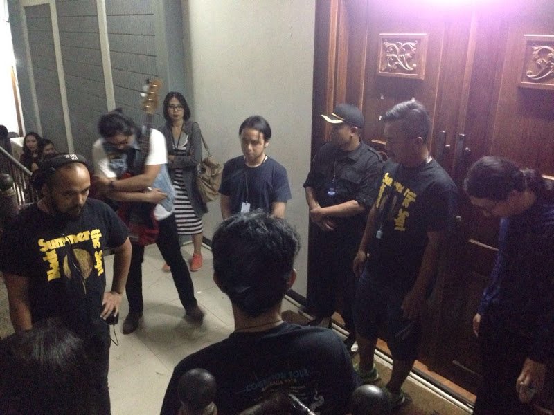 FFWDRecords's tweet photo. Suasana backstage #MythicalMenEnsemble. Persiapan @thesigit sebelum naik panggung. https://t.co/h4ONH6nDAj