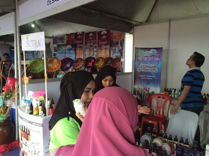 BuletinJohore's tweet photo. MB Johor mengunjungi booth jualan & pameran #DesaStay petang tadi, jom memeriahkan #DesaStayJohor hari ini & esok https://t.co/UyLzH38F1j