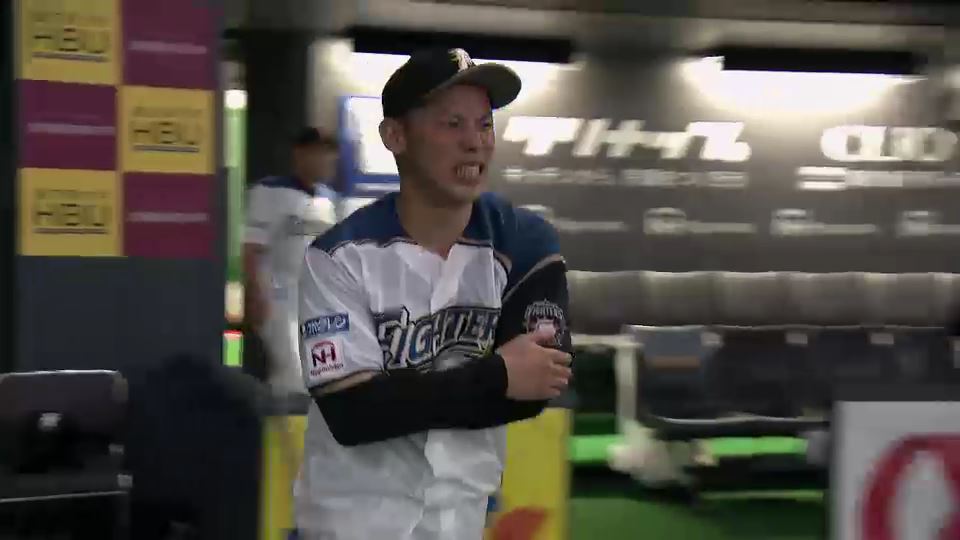 PacificleagueTV's tweet photo. 矢野選手はヒーローインタビューに痛がりながら登場！ #lovefighters https://t.co/sdrOFE46oR