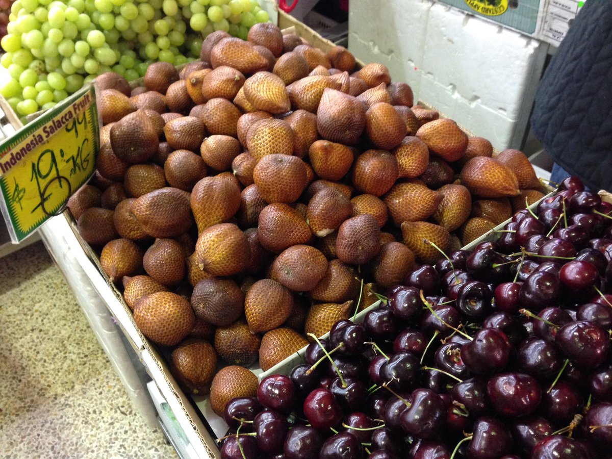 ゆうすけ در توییتر シドニー郊外にあるベトナム系の八百屋さんで不思議な果物を見つけました 見た目は小さなアルマジロ 味は腐った梨 英語で スネークフルーツ って言うらしいです