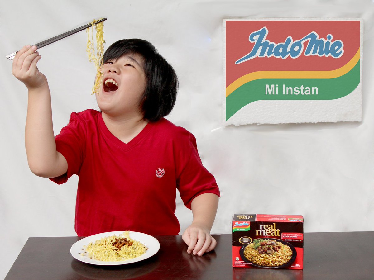 vaniasusanto21's tweet photo. Hanya Real Meat dr @Indomielovers saja yg bisa membuatku makan dengan tampang happy kayak gini #RealMeatRealMe https://t.co/SzuwLYySFH