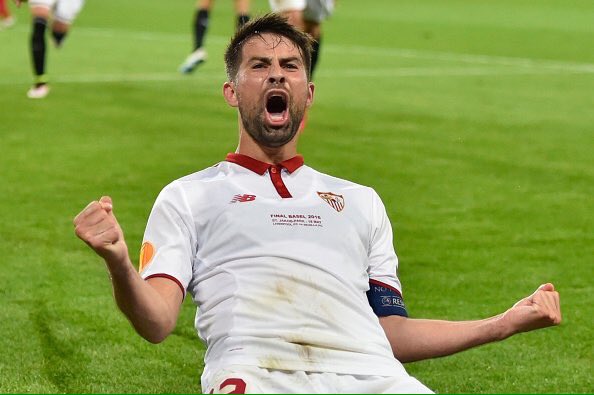 PabloPintinho's tweet photo. El valor de Coke en el #SevillaFC es mucho mayor en el vestuario y en el club, que en el campo GRANDE @coke23andujar https://t.co/6KJpg2pCgz