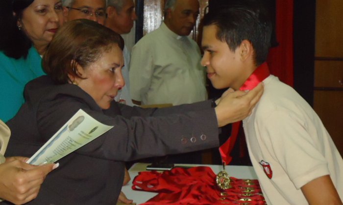mineducacion_ve's tweet photo. Jóvenes del Liceo Lisandro Alvarado cerraron año escolar con títulos y Canaimas https://t.co/bRV8GhdAKb https://t.co/upykAnFol7