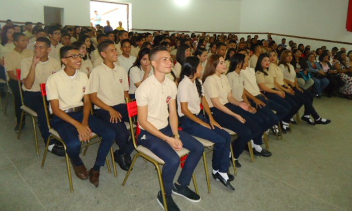 mineducacion_ve's tweet photo. Jóvenes del Liceo Lisandro Alvarado cerraron año escolar con títulos y Canaimas https://t.co/bRV8GhdAKb https://t.co/upykAnFol7