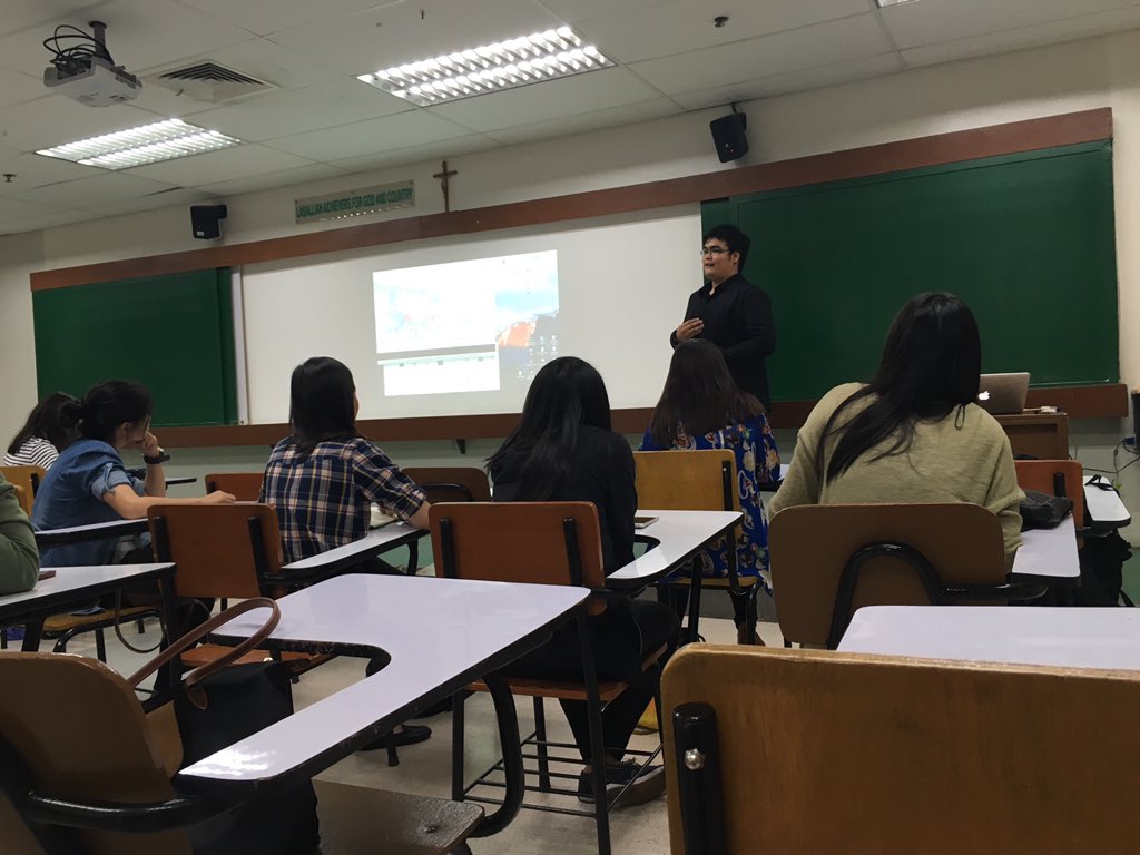 guineverejoy's tweet photo. Mr. Michael Utitco for Augmented Reality!! #CommConRevolution https://t.co/fj3Qrm0cOj