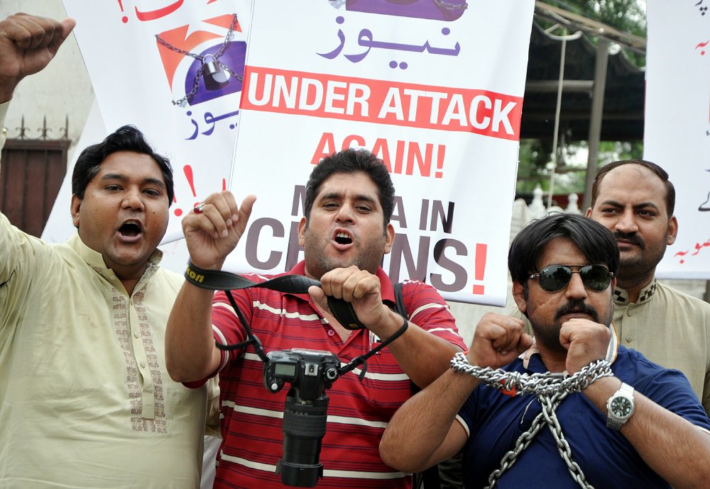 Waseem52kg's tweet photo. Media workers in Multan chanting #جیوکوجینےدو in support of Geo News. https://t.co/feEkD3cV7g
