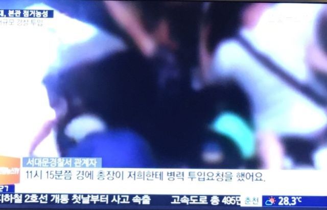 k04096's tweet photo. 연합뉴스 캡쳐
학교가 안 부르면 누가 경찰을 1600명이나 부르나요? 학생이 우리 좀 잡아가세요~ 하고 부릅니까ㅎㅎㅎ
정말 졸렬하기 그지 없는 이대 총장 #최경희탄핵 #이대미래라이프반대 #이화여대_폭력진압 https://t.co/ftajpa8cYT