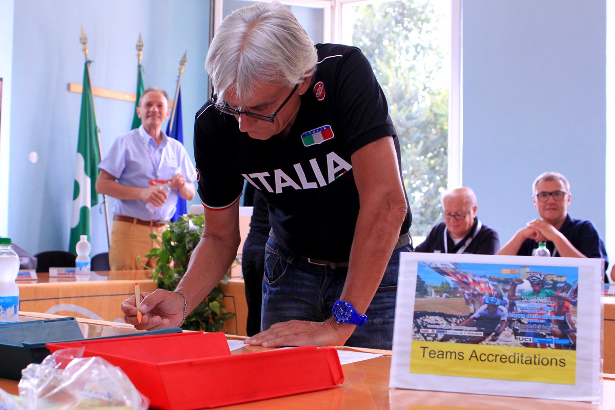 TrofeoBinda's tweet photo. Verifica licenze "Trofeo Almar - Nations' Cup U23". #TrAlmar #UCI #FCI #Tainenberg #Italia (Foto © F. Ossola) https://t.co/yiFrsYhF7A