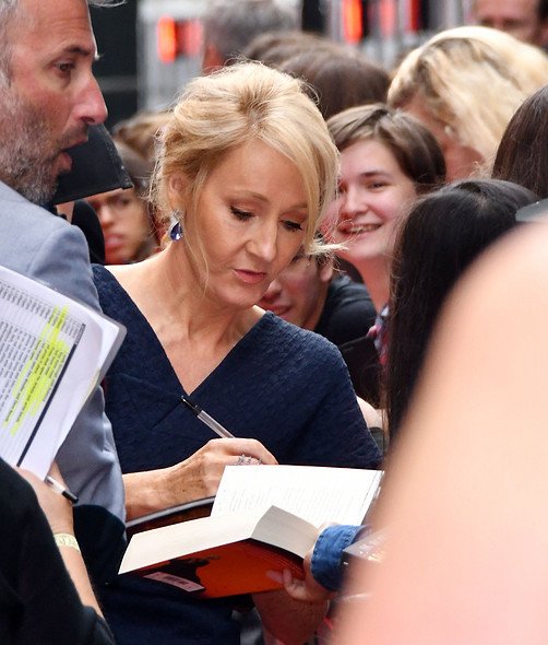hogwartsIife's tweet photo. J.K.Rowling at the Harry Potter and the Cursed Child Premiere!

#CursedChild https://t.co/EzMKxh2tZI