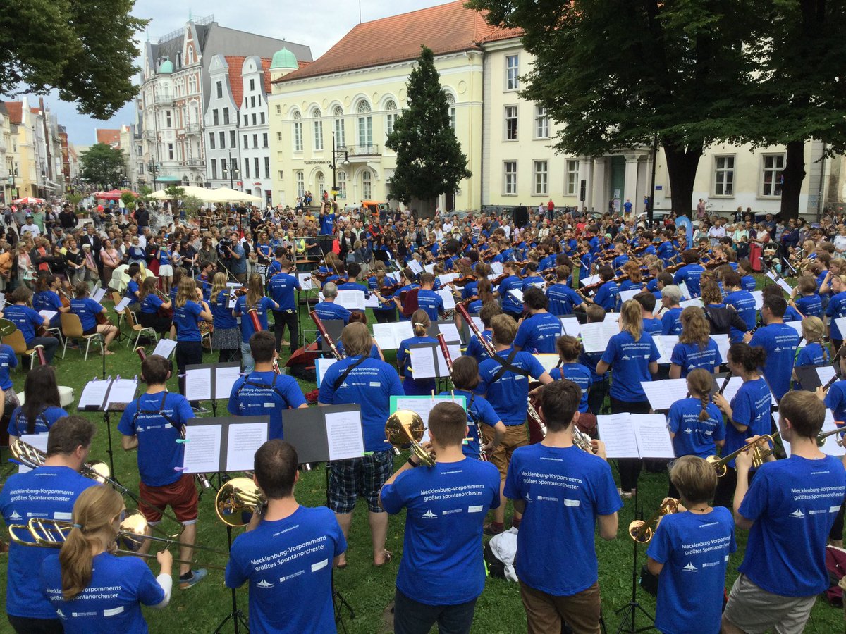 jnphilharmonie's tweet photo. Da ist das Ding! Über 250 Musiker*innen im größten Spontanorchester Mecklenburg-Vorpommern!
@symphonicmob #mitbums https://t.co/kV1cBcLnqT