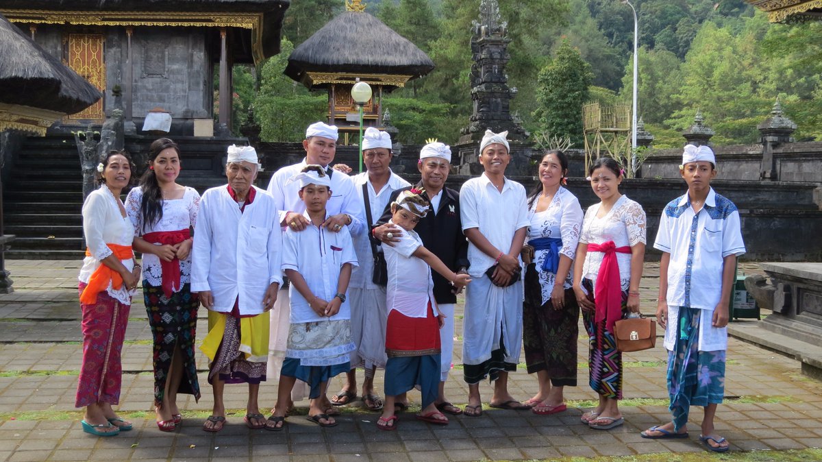 LGasos's tweet photo. Bersama #KeluargaBesar di #PuraPengubengan Lereng #GunungAgung Berdoa,  #Revitalisasi #TelukBenoa segera #Terwujud https://t.co/JDd7xY1C8N