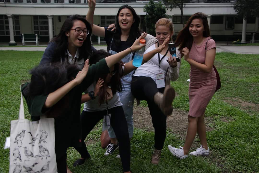 arcelli_'s tweet photo. Love u friendssss π #DLSUCommCon #CommConRevolution https://t.co/0YYyZKGMVk
