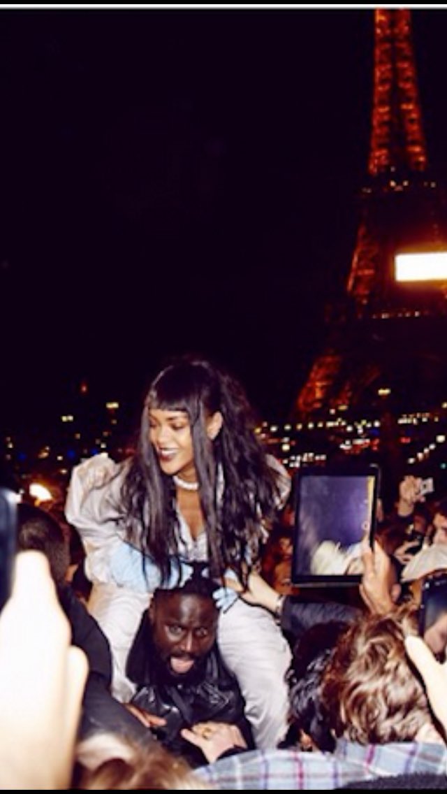 sandwolford's tweet photo. na vida eu to só o cara segurando a rihanna  #R8Experience https://t.co/6A6ECe1LnE