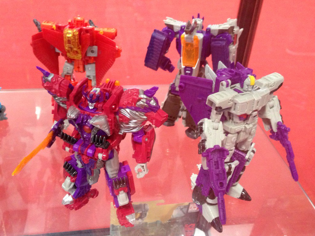 Hasui_TF's tweet photo. サイバトロンコンでVoyagerクラスの4体もカッコよく飾られてましたよ。
この価格帯はトリプルチェンジでありながら、全モードでタイタンマスターが搭乗若くはヘッドオン可能にデザインしているのでプレイバリューが高いです。#TT_TF https://t.co/QgUOUMy0Hd