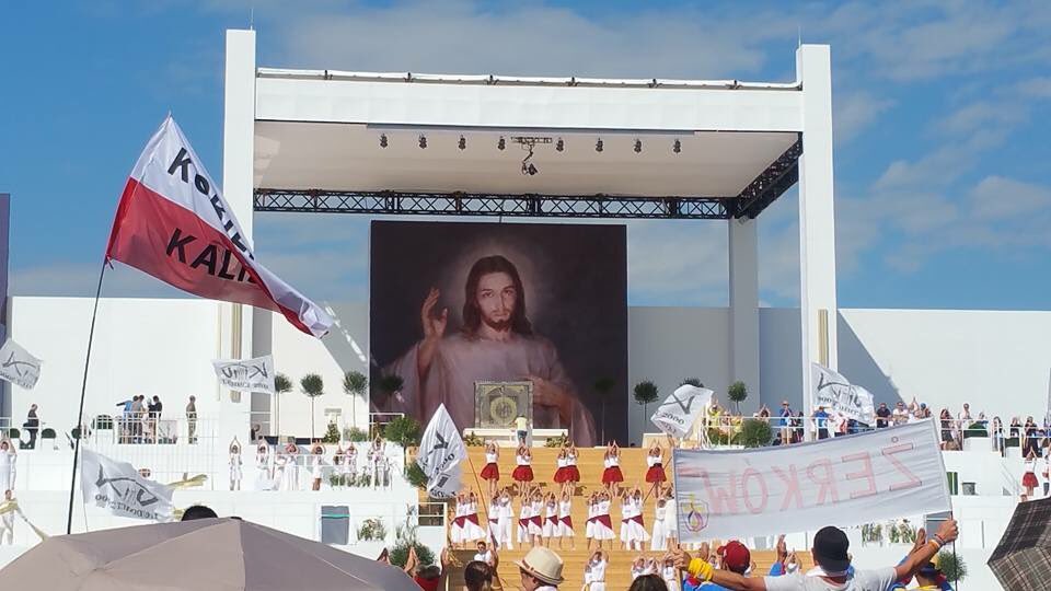 REARMIDALE's tweet photo. Henry Buckman's view from St Nicholas Tamworth in front pod Vigil what a view. #Krakow2016 #AussiePilgrims #WYD2016 https://t.co/6UtqwGUZ8V