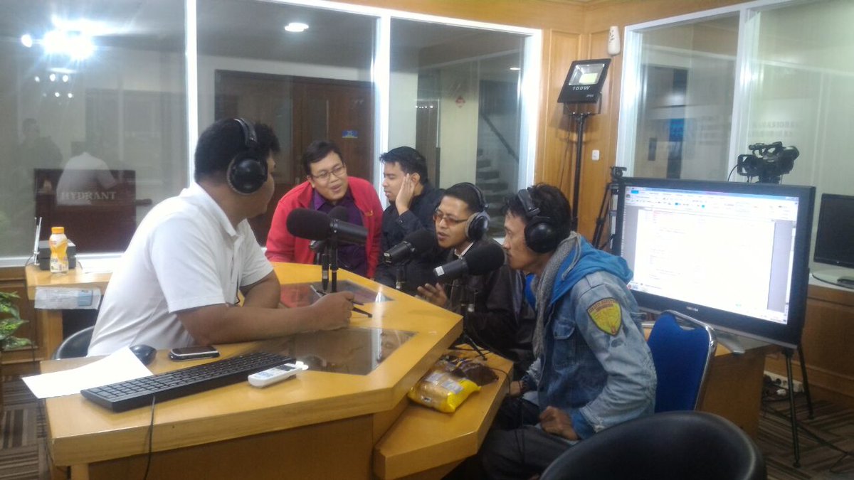 ann_dkijkt's tweet photo. Sedang berlangsung, live Interview RRI PRO 3 FM bersama @nasyid_naam dan @ann_dkijkt @infonasyid https://t.co/ytDMdY7nhO