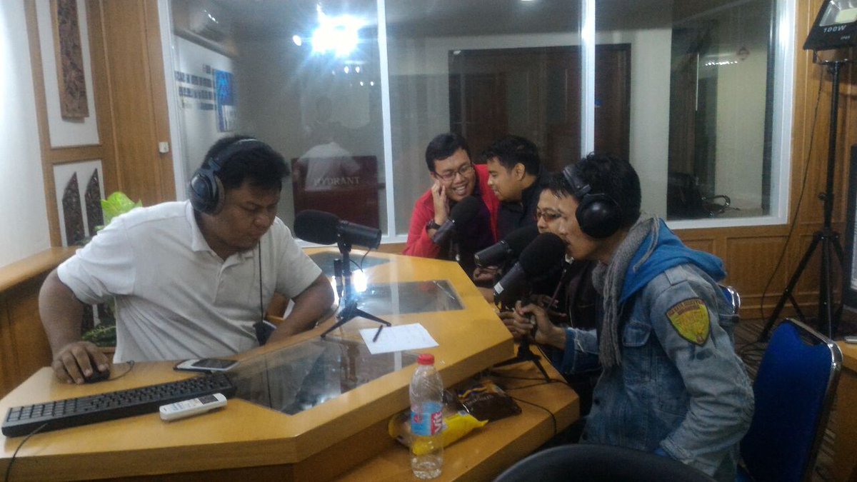 ann_dkijkt's tweet photo. Sedang berlangsung, live Interview RRI PRO 3 FM bersama @nasyid_naam dan @ann_dkijkt @infonasyid https://t.co/KvCIr913Rz