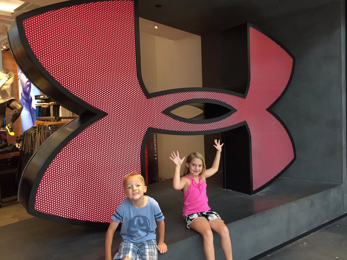 JustAngelaJean's tweet photo. Fisher wanted to pose here for @savagesorrell @UnderArmour #brandsnob #mallfun https://t.co/oGsnNoYUDz