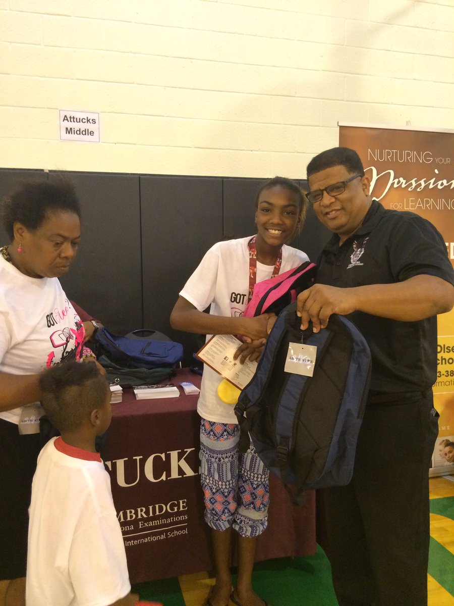 eevans5686's tweet photo. Principal Evans distributing book bags at Community event in Hollywood. #attucksms https://t.co/XgbUmmSYqd