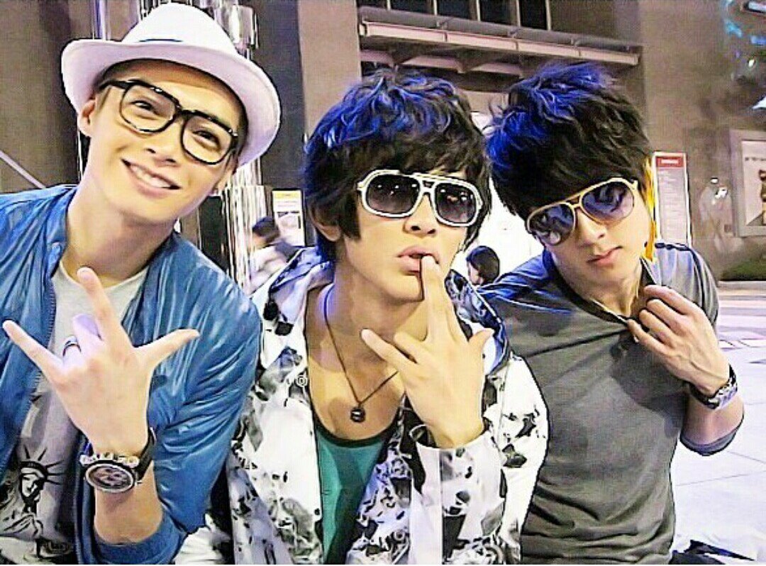 eine992's tweet photo. [trans IG]jirorocker คิคิ! คุณก็รู้! womenhair สามพี่น้อง comingsoon พี่น้อง

#feilunhai #dadong #yiru #wuzhun https://t.co/pf7m363Ufd