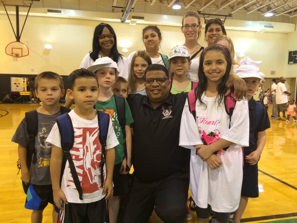 eevans5686's tweet photo. Principal Evans working for his Community. #attucksms https://t.co/t81eOKOzuG