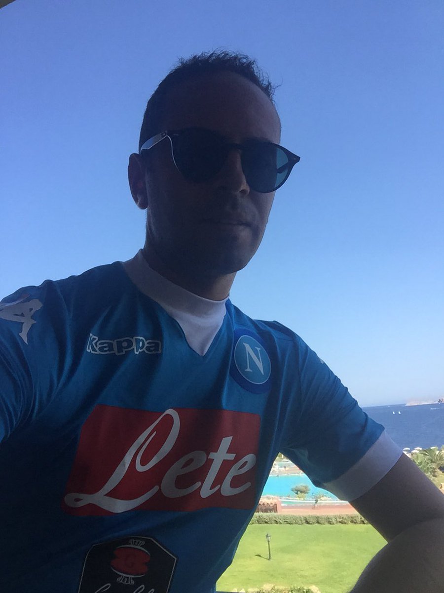 Tra una notizia e l'altra pronti per la prima partitella estiva #estate2016 #PortoCervo ⚽️⚽️🇮🇹🇮🇹⚽️⚽️