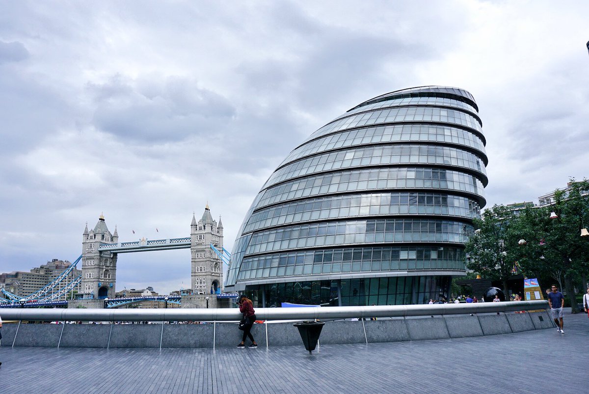 たけのこ タワーブリッジと暗号に使われてた卵形の建物シティーホール ロンドン市庁舎 ピクルスみたいな建物ガーキン 30セント メリー アクス コナンと博士が奔走してたロンドン塔 ロンドン編コナン