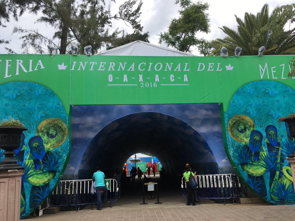 CAbrahamV's tweet photo. Disfrutando de ricos mezcales en la Feria Internacional del Mezcal en Oaxaca. #FIM16 https://t.co/Oh8V30Auai