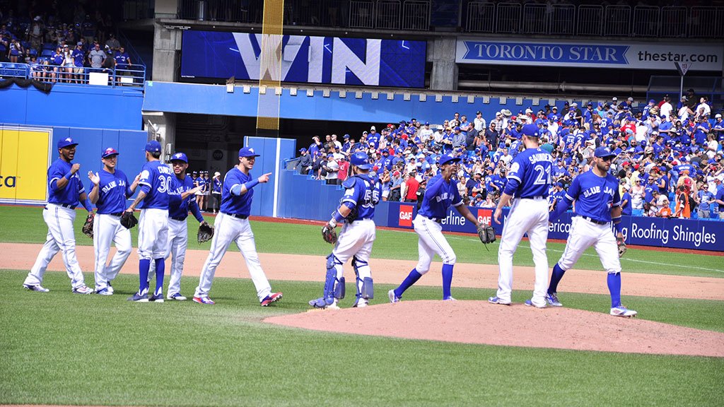 BlueJays's tweet image. High-fives for first place! #OurMoment