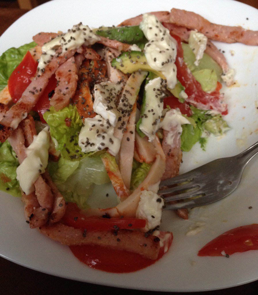 BettyIn's tweet photo. #goatCheese #avocado #chicken #bacon #chiaSeeds #salat https://t.co/repsuxTrni