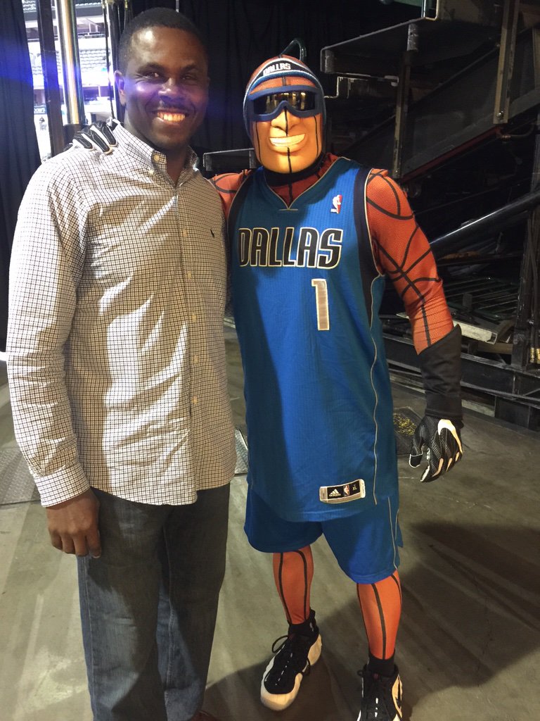 ButlerSaidIt's tweet image. A little Mavs Man action while celebrating a day of togetherness with law enforcement &amp;amp; the community! #DallasStrong