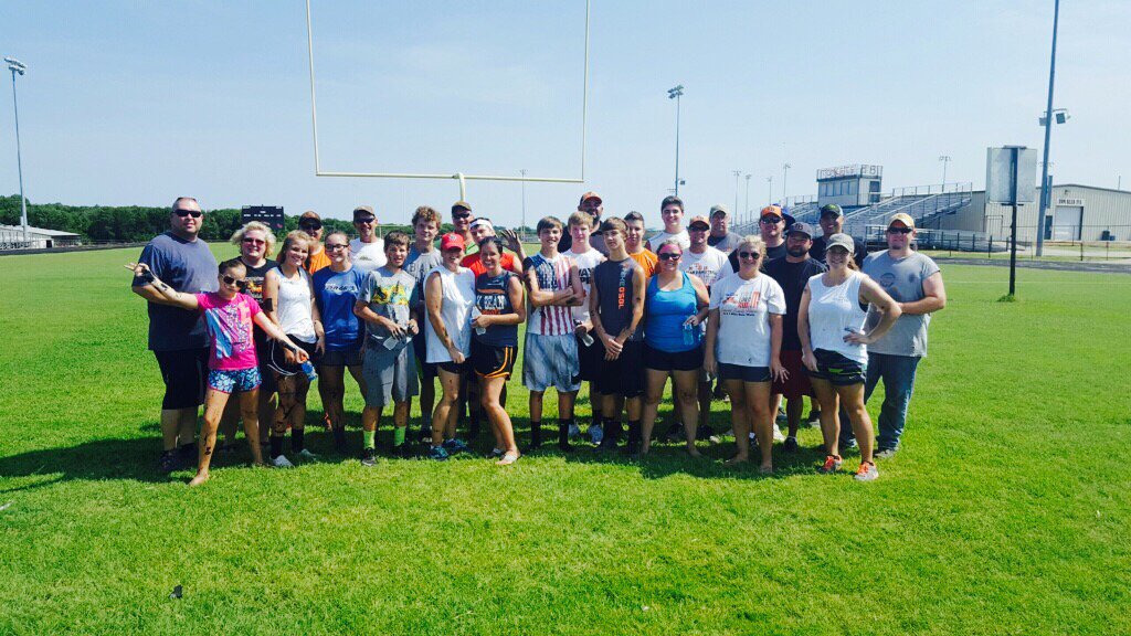 CoachWChapman's tweet photo. Thanks to everyone who came out today to help us improve the look of our facilities! #TBTogether https://t.co/8v54tdMPS3