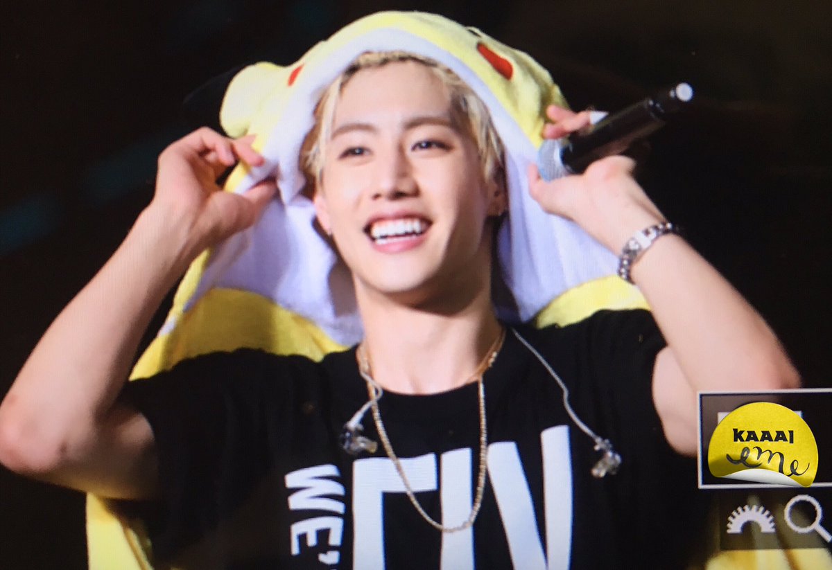 Karrrrri_x's tweet photo. 160730 FLY IN HONGKONG #GOT7 #Mark #마크 #갓세븐  pikachu！ https://t.co/YLcxyENnBy