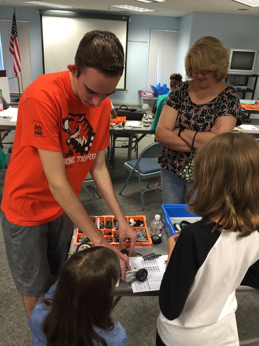 FRC1592's tweet photo. @GirlScoutsCC helping the scouts earn their robotics badge. #omgrobots #omgfirst # communityservice #girlscoutsrock https://t.co/J5xJSVK6cZ