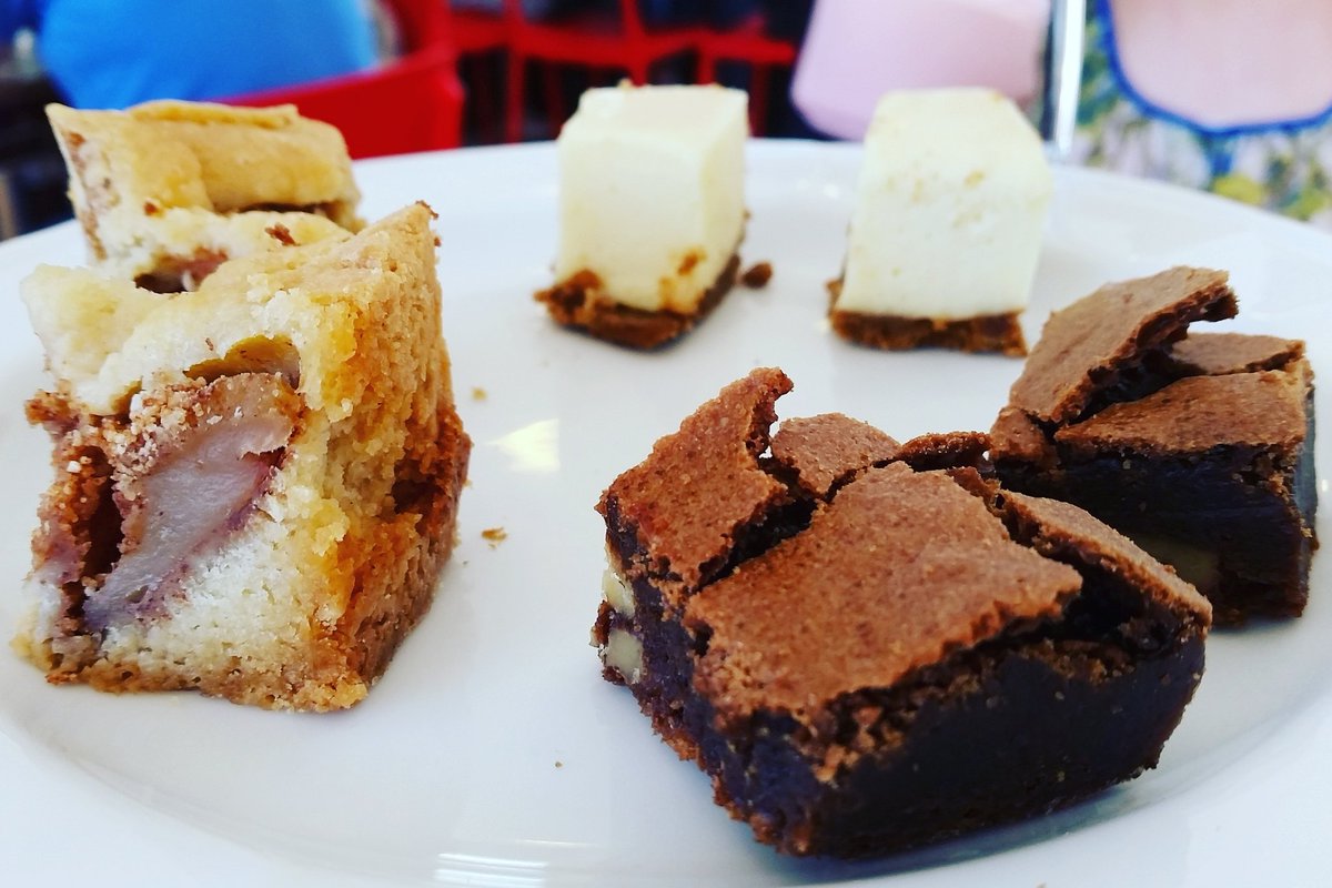 Jannekeet's tweet photo. Thank voor de tip @Sassie__ Heerlijke high tea gehad vanmiddag bij #Elleni in #Leiden 🍰☕ #hightea #cupoftea https://t.co/86Nox4JNTv
