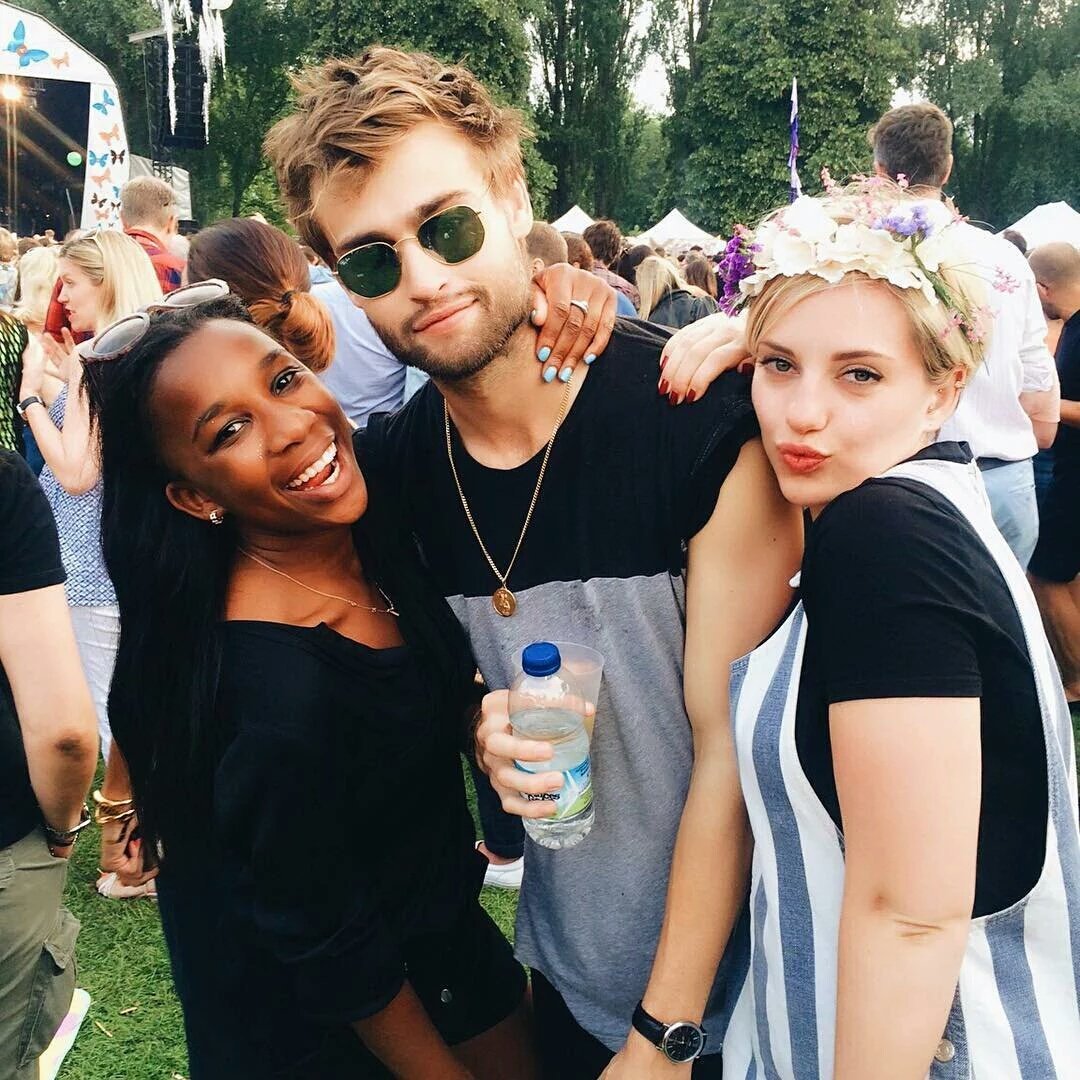 EdwardTWood's tweet photo. me and my girls https://t.co/oNbyE7PvZl