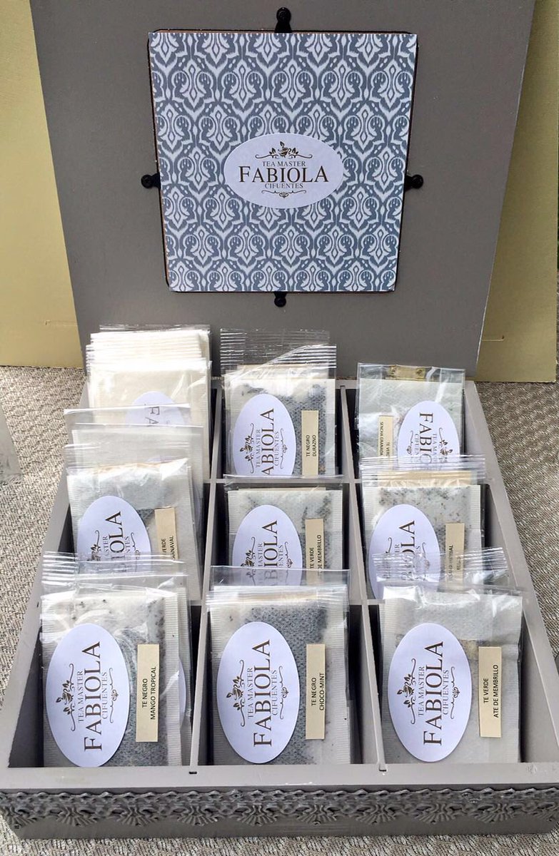 Estoy en una cata de #tés, #tesanas é #infusiones con #FabiolaCifuentes 👍👃👀 ¡La verdad es q está mega interesante!