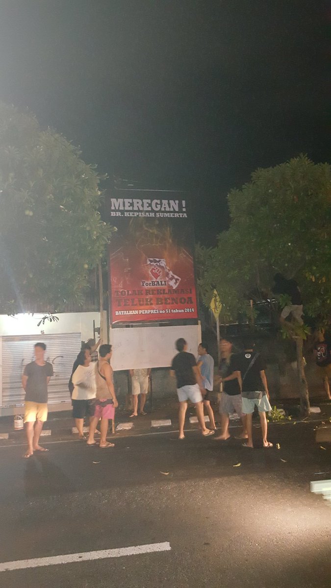 2 klmpk pemuda di Sumerta Dps, berlomba2 pasang baliho tolak reklamasi.  Ini riil bukan imajinasi. #desaAdatBergerak