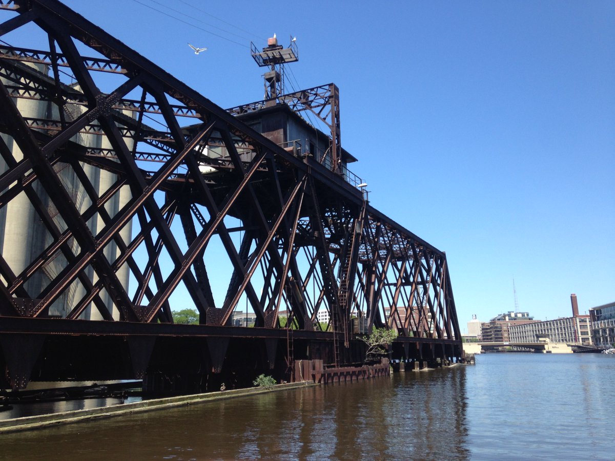 mkeriverkeeper's tweet photo. Happy Saturday from Milwaukee Riverkeeper! #bridges #ourthreerivers https://t.co/ArGrwiW2Cj