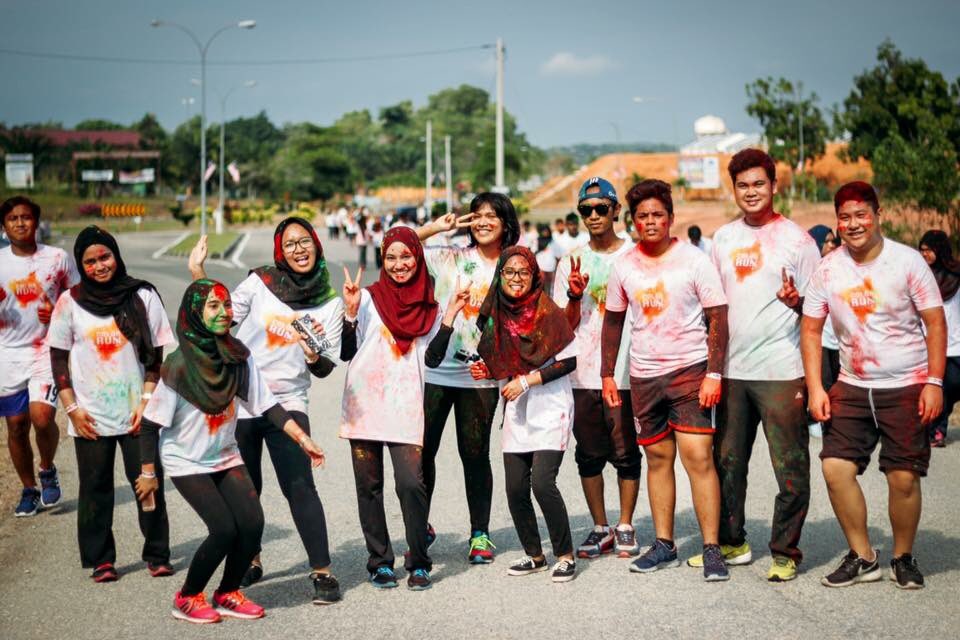 Anmzln's tweet photo. apa aku buat tu #unitencolorrun #fituniten https://t.co/YL1hNLFsG2