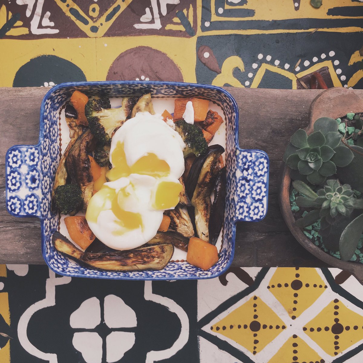 Brocoli, calabaza y berenjena al horno con aceite de coco y miel, con huevo poche 👻 coisla
#Boho #Gypsy #Art #Veggie