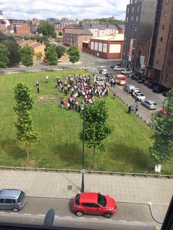 Jeremy Corbyn really is a man of the ppl. Compare and contrast Smith and Corbyn rallies