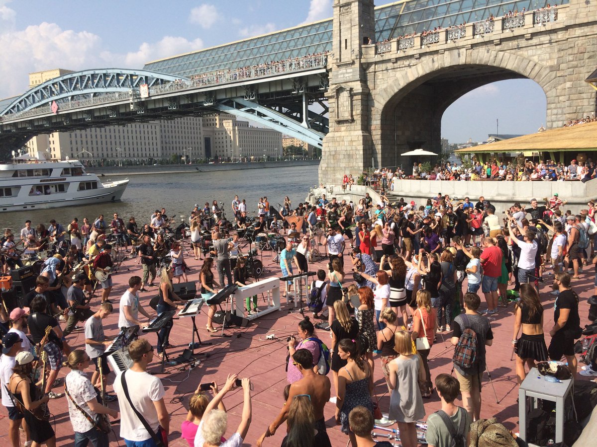 Cientos de fans rusos se reunieron para participar en el Rocknmob de Moscú.