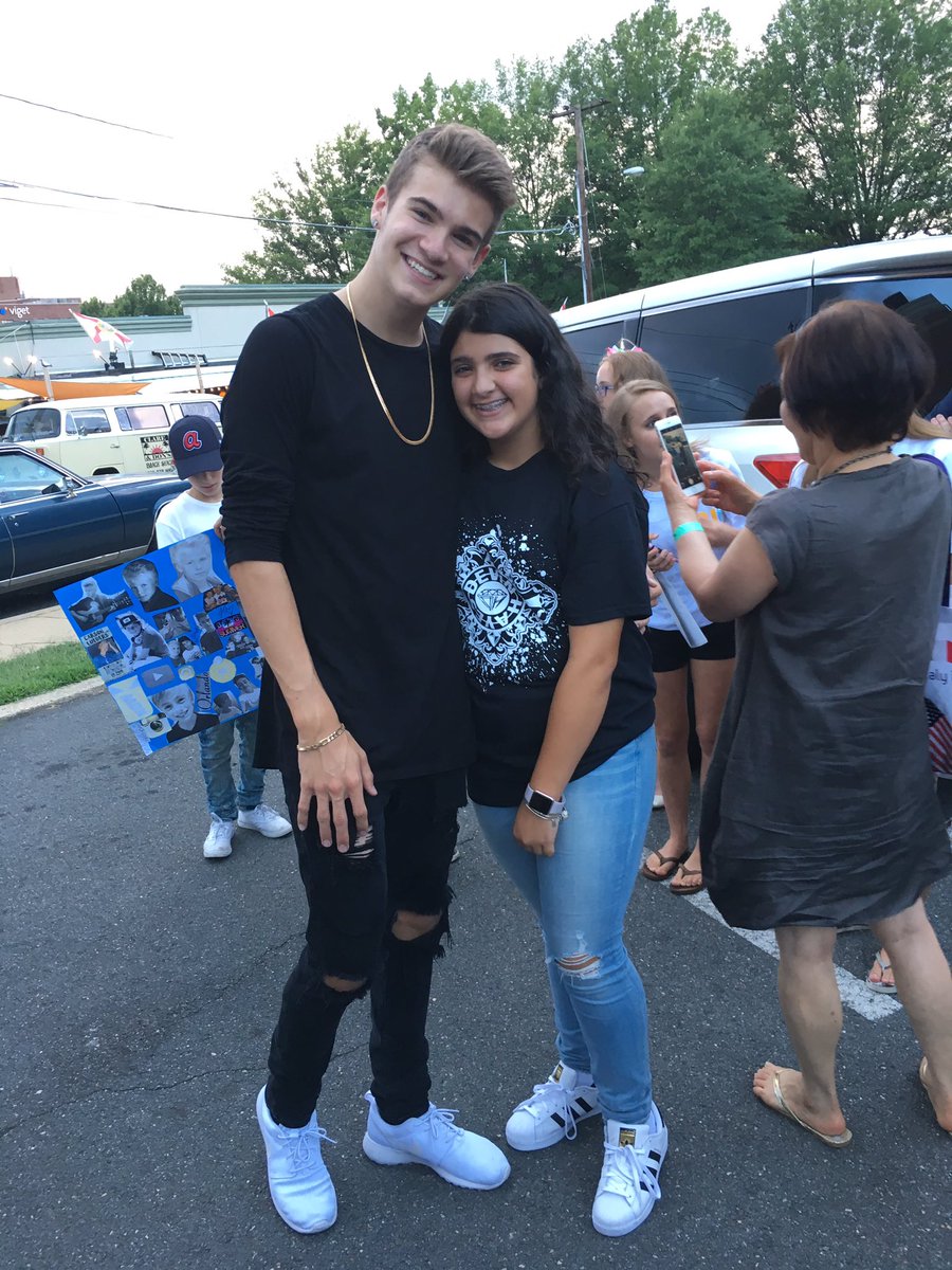 aya_r01's tweet photo. and I thought I was tall😂😬😘 @DevinHayes #bos16 https://t.co/LPVWqr3jw5
