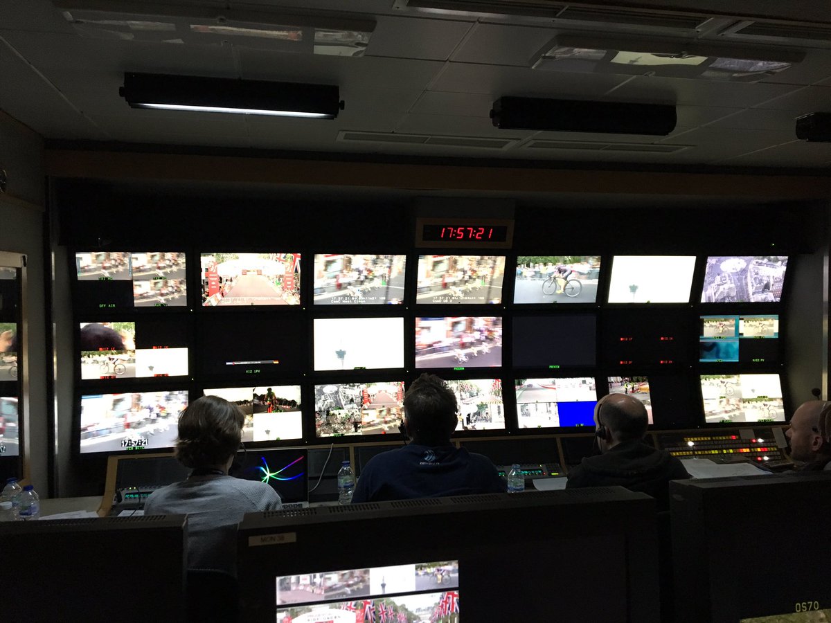 Live coverage under way on BBC 2 and for the world <a href="/RideLondon/">Ford RideLondon</a> @UCIWomenCycling <a href="/BBCSport/">BBC Sport</a> <a href="/BBCcycling/">BBC Cycling</a>