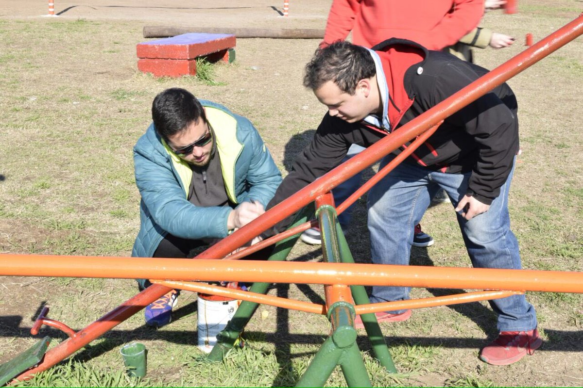 Nahuelaruza1's tweet photo. Hoy estuvimos en el barrio San Eduardo, recuperando su plaza para que todos los vecinos puedan disfrutarla. #JMLL https://t.co/X8HKmw5fqc