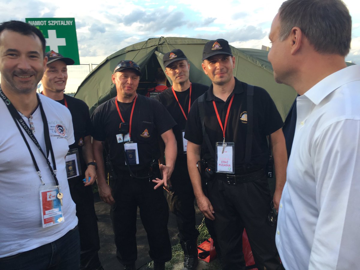 prezydentplarch's tweet photo. .@AndrzejDuda podziękował m.in. strażakom, sanitariuszom, harcerzom i wolontariuszom za ich pracę podczas #ŚDM. https://t.co/bcNp9VZlJm
