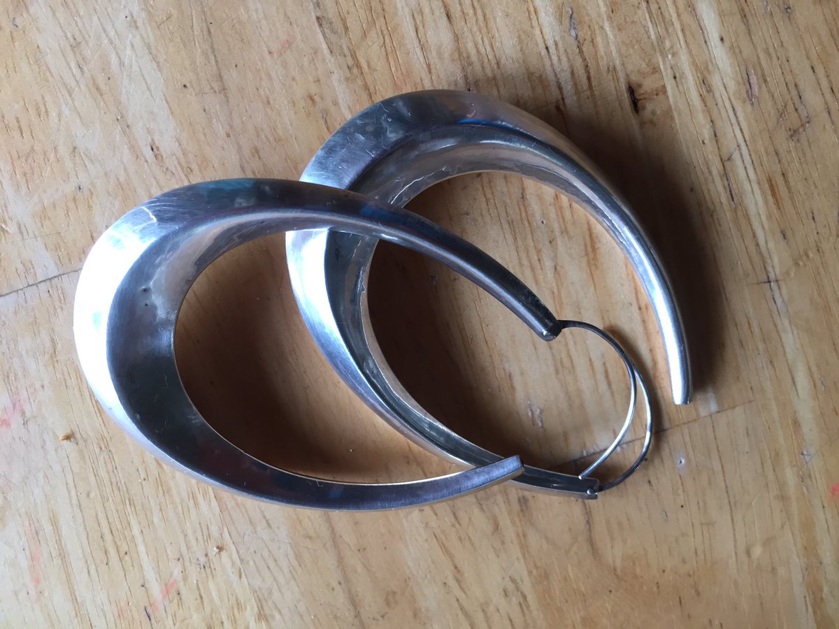 AyadeLeon's tweet photo. Breaking out the big hoops for the #UPTOWNTHIEF book party today. Thx @liciraquel for lo cost silver polishing tips! https://t.co/BRtOinkfkF
