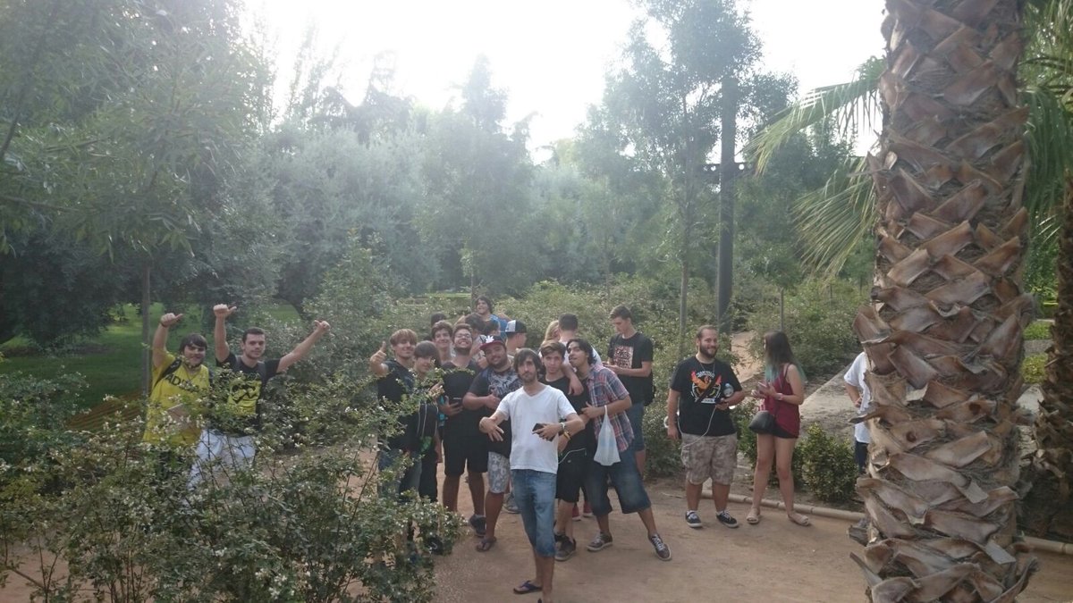 PokeGoGranada's tweet photo. Nos estamos reuniendo vamos rumbo a la plaza de congresos #PokemonGoGranada A petarlo de cebos.  UNIROS!! https://t.co/spISF36Tjg