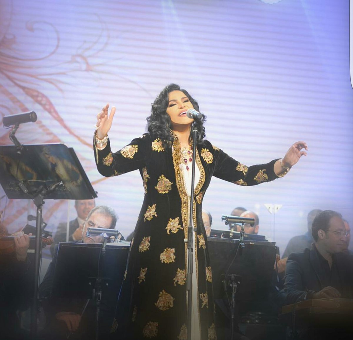 HashtagetnaME's tweet photo. https://t.co/KsG4P0YfTP 
الجمهور المصري يردد أغاني أحلام الجديدة 
@Ahlam_Alshamsi https://t.co/EBTo7vMdiY